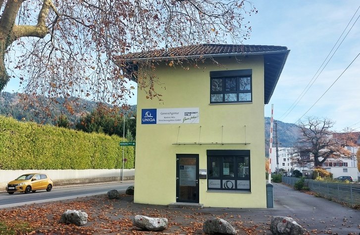 Illustration eines gelben Segelboots auf einem See mit zwei Bergen im Hintergrund​